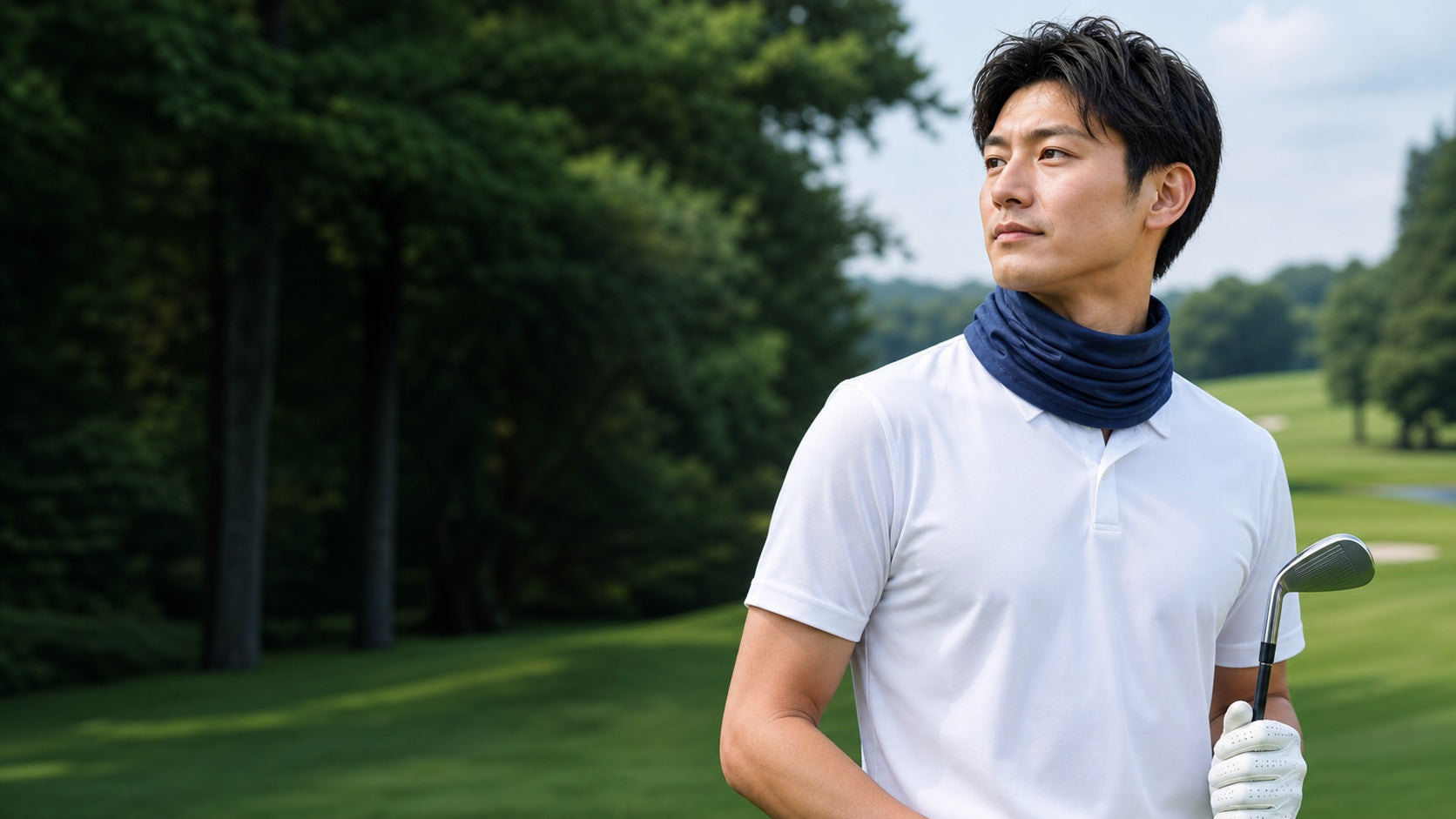 夏のゴルフでCCTチルチューブを着用するイメージ