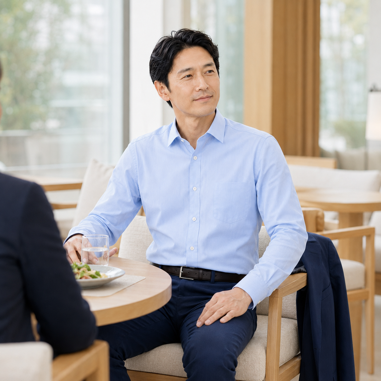 Fresh Maxシャツで会食シーンにいるビジネスパーソン